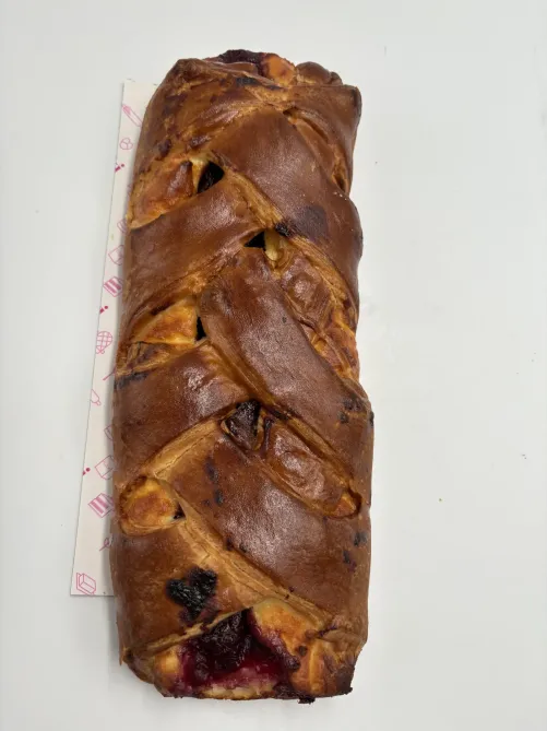 Strudel serowy z wiśnią