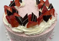 TORT BEZOWY Z TRUSKAWKAMI I CZEKOLADĄ