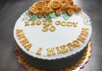 Tort na rocznicę z różami
