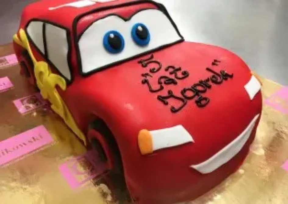 Tort w kształcie Zygzaka McQueena